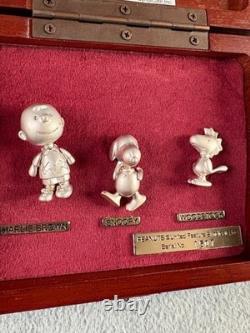 Ensemble de badges à épingle Charlie Brown, Snoopy et Woodstock du 50e anniversaire de Peanuts avec étui