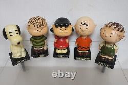 Ensemble de cinq figurines à tête branlante Charlie Brown Peanuts des années 1950 au style vintage, fabriquées au Japon