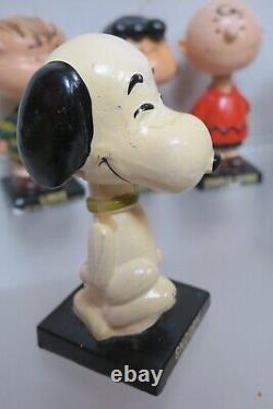 Ensemble de cinq figurines à tête branlante Charlie Brown Peanuts des années 1950 au style vintage, fabriquées au Japon