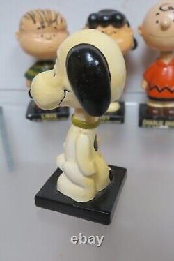 Ensemble de cinq figurines à tête branlante Charlie Brown Peanuts des années 1950 au style vintage, fabriquées au Japon