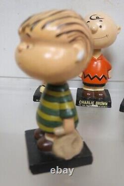 Ensemble de cinq figurines à tête branlante Charlie Brown Peanuts des années 1950 au style vintage, fabriquées au Japon