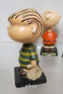 Ensemble de cinq figurines à tête branlante Charlie Brown Peanuts des années 1950 au style vintage, fabriquées au Japon