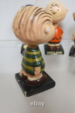 Ensemble de cinq figurines à tête branlante Charlie Brown Peanuts des années 1950 au style vintage, fabriquées au Japon