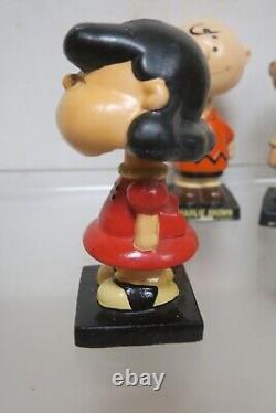 Ensemble de cinq figurines à tête branlante Charlie Brown Peanuts des années 1950 au style vintage, fabriquées au Japon