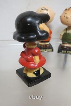 Ensemble de cinq figurines à tête branlante Charlie Brown Peanuts des années 1950 au style vintage, fabriquées au Japon