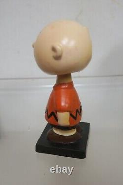 Ensemble de cinq figurines à tête branlante Charlie Brown Peanuts des années 1950 au style vintage, fabriquées au Japon