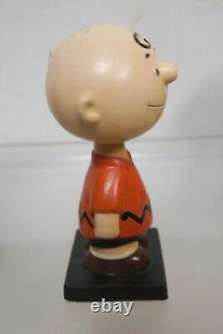 Ensemble de cinq figurines à tête branlante Charlie Brown Peanuts des années 1950 au style vintage, fabriquées au Japon