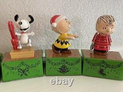Ensemble de fête dansant Peanuts de Hallmark comprenant 5 pièces avec la musique et les mouvements de Snoopy et Charlie Brown.