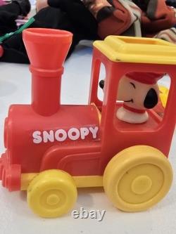 Ensemble de jouets vintage Peanuts Snoopy Charlie Brown montres PEZ voitures Hong Kong années 50 60 Ensemble de jouets vintage Peanuts Snoopy Charlie Brown montres PEZ voitures Hong Kong années 50 60