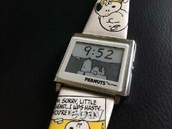 Epson Smart Canvas Peanuts Charlie Brown Beagle Hug Snoopy Montre-bracelet Numérique
