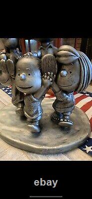 Figure de collection de la bande dessinée Peanuts Statue Charles Schulz Snoopy, Charlie Brown UFS