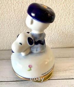 Figurine de Charlie Brown et Snoopy vintage en poterie avec boîte à musique fonctionnelle.