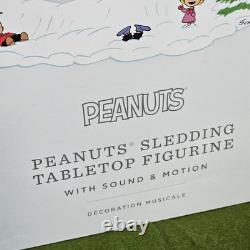 Figurine de table musicale en mouvement de Charlie Brown et Snoopy en train de faire de la luge de Hallmark Peanuts