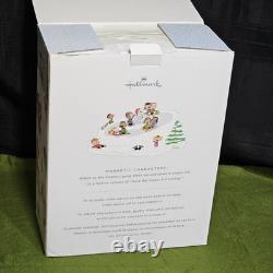 Figurine de table musicale en mouvement de Charlie Brown et Snoopy en train de faire de la luge de Hallmark Peanuts