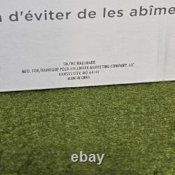 Figurine de table musicale en mouvement de Charlie Brown et Snoopy en train de faire de la luge de Hallmark Peanuts