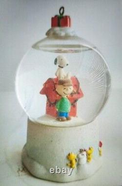 Figurine en dôme à neige de Noël Snoopy Charlie Brown de Hallmark