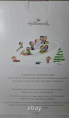 Figurine musicale de la bande des Peanuts en train de faire de la luge avec mouvement Charlie Brown Snoopy