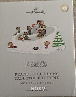 Figurine musicale de table Hallmark Peanuts avec mouvement Charlie Brown Snoopy en luge