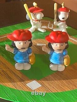 Figurines de cacahuètes Willitts avec terrain de baseball RARE et figurines supplémentaires.
