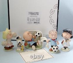 Figurines de jeu de soccer Lenox Peanuts 5 PC. Charlie Brown Snoopy et amis 857523 Neuf