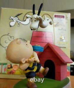 Hallmark Charlie Brown Snoopy Figure Du Kennel