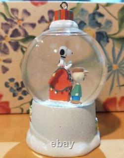 Hallmark Company Charlie Brown Snoopy Snow Globe Ornement