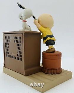 Hallmark Peanuts Snoopy, Figurine Charlie Brown Snow Globe, When Life Gets Fuzzy