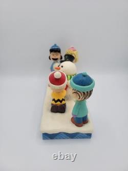 Jim Shore Peanuts Gang Fabriquant un Bonhomme de Neige Snoopy Charlie Brown Amusement Hivernal 6013040