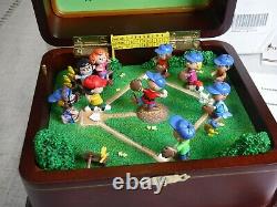 Jouer Ball Charlie Brown Danbury Mint Peanuts Boîte À Musique Snoopy Baseball Avec Coa