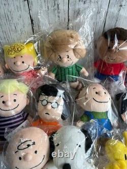 Jouet en peluche du groupe PEANUTS - Ensemble de 12 poupées Snoopy et ses amis Charlie, Lucy et Pig Pen