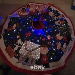 Jupe de sapin de Noël lumineuse Hallmark Peanuts Charlie Brown et Snoopy avec boîte et cordon