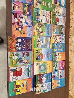 LOT 42 CASSETTES VHS PEANUTS CHARLIE BROWN. Utilisé en divers états. PEANUTS Snoopy