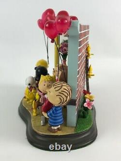 La Monnaie Danbury Peanuts Bonne Saint-valentin! Éclairé Charlie Brown Sculpture