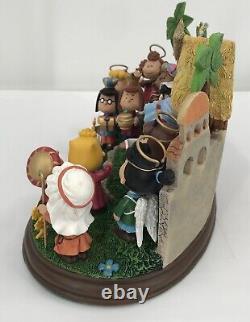 La crèche de Noël Peanut de Danbury Mint avec Snoopy, Charlie Brown et Lucy