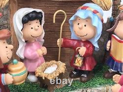 La crèche de Noël Peanut de Danbury Mint avec Snoopy, Charlie Brown et Lucy