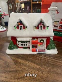 La maison de Charlie Brown dans le village de Noël illuminé de Peanuts Dept 56 bâtiment 799069