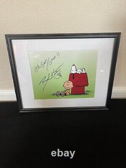 La photo et la peluche des Peanuts signées par Brad Kesten, la voix de Charlie Brown.