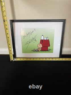 La photo et la peluche des Peanuts signées par Brad Kesten, la voix de Charlie Brown.