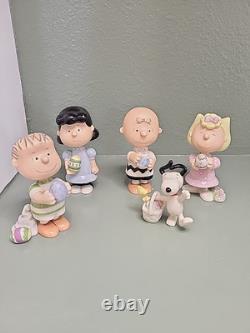 Lenox C'est le Beagle de Pâques Charlie Brown Ensemble de 5 Figurines Peanuts