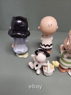Lenox C'est le Beagle de Pâques Charlie Brown Ensemble de 5 Figurines Peanuts