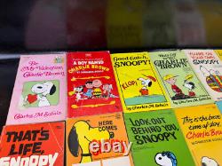 Lot de 40 livres de poche Peanuts Charlie Brown Snoopy vintage Charles M Schultz