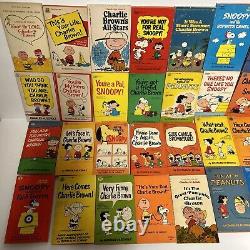 Lot de 43 bandes dessinées PB Charlie Brown Peanuts Snoopy des années 1960 de Charles M. Schulz