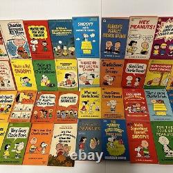 Lot de 43 bandes dessinées PB Charlie Brown Peanuts Snoopy des années 1960 de Charles M. Schulz