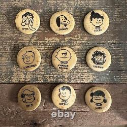 Lot de badges Peanuts des années 1950 et 60 : Charlie Brown, Snoopy, Linus, Lucy, Pig Pen et Schroeder