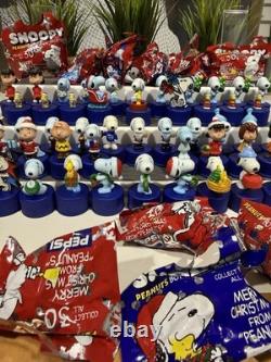 Lot de plus de 50 figurines PEANUTS de capsules de bouteille Pepsi Snoopy Peanuts - certaines neuves sous sachet