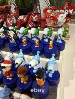 Lot de plus de 50 figurines PEANUTS de capsules de bouteille Pepsi Snoopy Peanuts - certaines neuves sous sachet