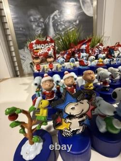 Lot de plus de 50 figurines PEANUTS de capsules de bouteille Pepsi Snoopy Peanuts - certaines neuves sous sachet