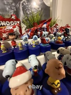Lot de plus de 50 figurines PEANUTS de capsules de bouteille Pepsi Snoopy Peanuts - certaines neuves sous sachet