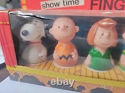 Marionnettes à doigts Vintage Peanuts NIB Ensemble en plastique Snoopy Lucy Charlie Idéal 1966