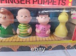 Marionnettes à doigts Vintage Peanuts NIB Ensemble en plastique Snoopy Lucy Charlie Idéal 1966